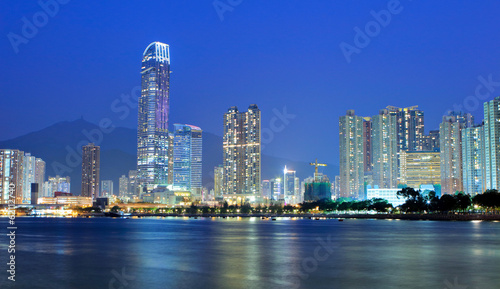 Board z aluminiowym obramowaniem Hongkong miasto nocą
