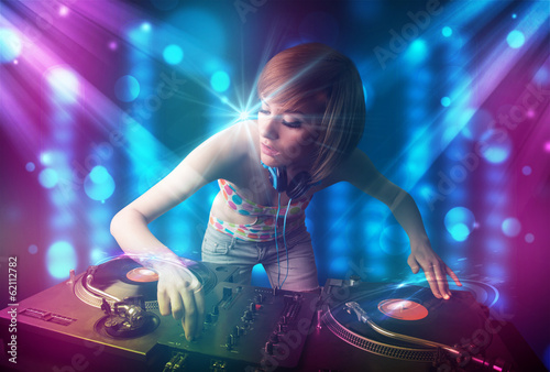 Plakat na papierze fotorealistycznym DJ dziewczyna miksująca muzykę w klubie z niebieskimi i fioletowymi światłami