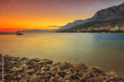 Board z aluminiowym obramowaniem Sławny chorwacki riviera o zachodzie słońca, makarska, dalmacja, chorwacja