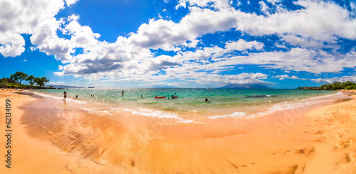 Board z aluminiowym obramowaniem Słynna plaża makena w maui na Hawajach