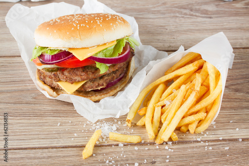 Board z aluminiowym obramowaniem Duży hamburger z frytkami