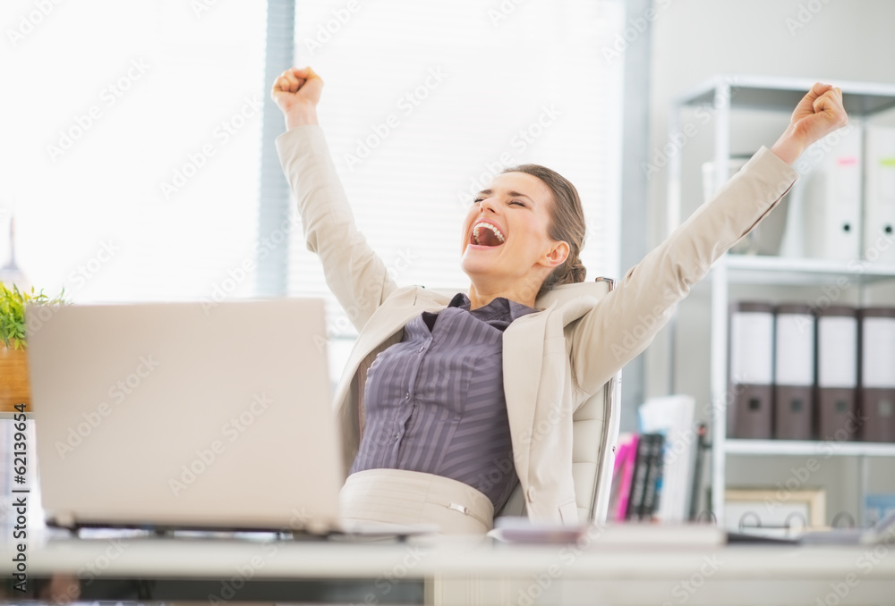 Portrait of happy business woman in office rejoicing success - obrazy, fototapety, plakaty 