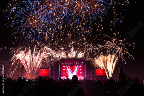 Zdjęcie XXL Fajerwerki nad sceną podczas koncertu