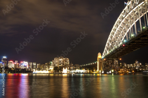 Fotoboard na płycie Sydney Harbour Bridge z południowego brzegu w nocy