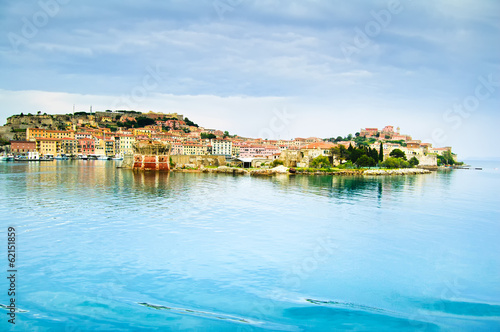 Board z aluminiowym obramowaniem Wyspa elba, port wsi portoferraio i panoramę. 