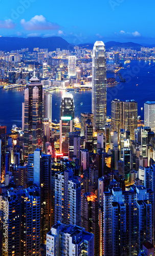 Board z aluminiowym obramowaniem Hongkong skyline w nocy