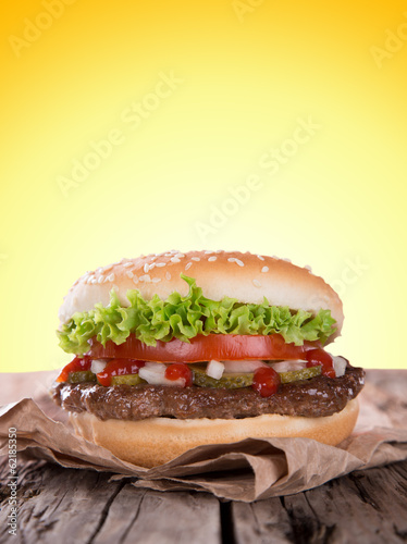 Board z aluminiowym obramowaniem Pyszne hamburgery na drewno