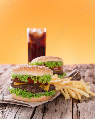 Board z aluminiowym obramowaniem Pyszne hamburgery na drewno