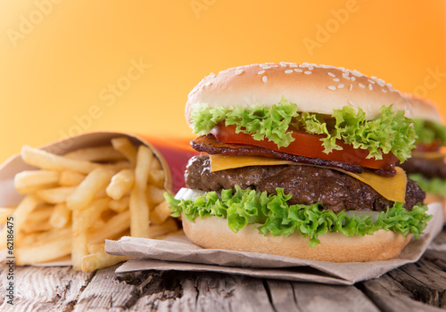 Board z aluminiowym obramowaniem Pyszne hamburgery na drewno
