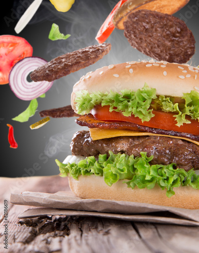 Board z aluminiowym obramowaniem Pyszne hamburgery na drewno