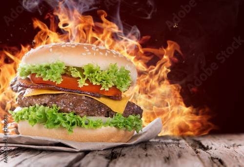 Board z aluminiowym obramowaniem Pyszne hamburgery na drewno