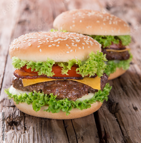 Board z aluminiowym obramowaniem Pyszne hamburgery na drewno