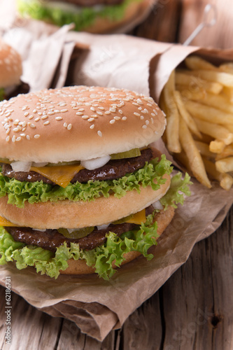 Board z aluminiowym obramowaniem Pyszne hamburgery na drewno