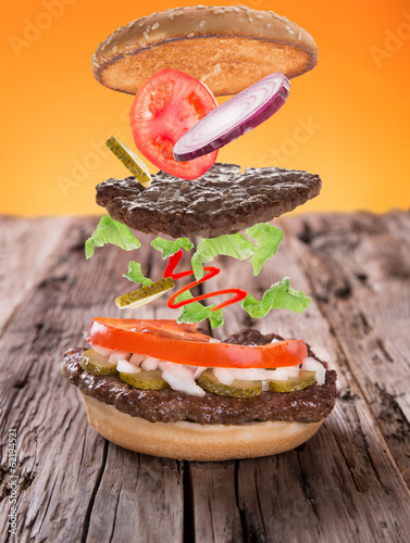 Board z aluminiowym obramowaniem Pyszne hamburgery na drewno