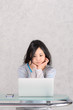 © stockfoto - ノートパソコンを見る女性