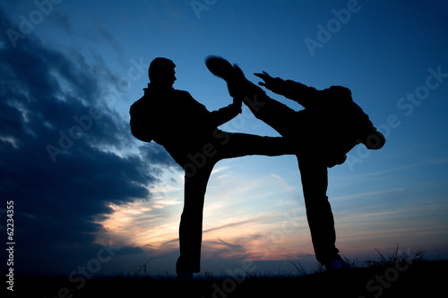 Board z aluminiowym obramowaniem Trening karate wieczorem - sylwetka