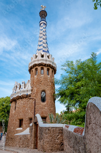Board z aluminiowym obramowaniem Mały imbirowy dom i ściany na wejściu do parku guell w barce