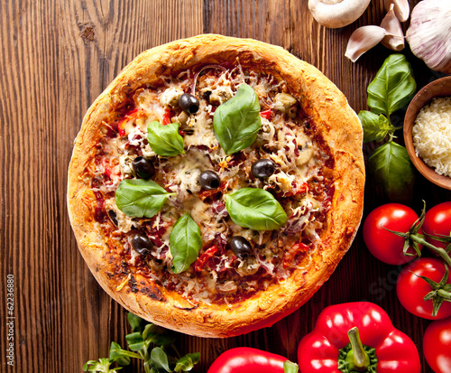 Board z aluminiowym obramowaniem Świeża włoska pizza na drewnie