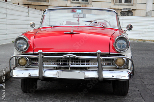 Naklejka na drzwi Red and white car in Havana