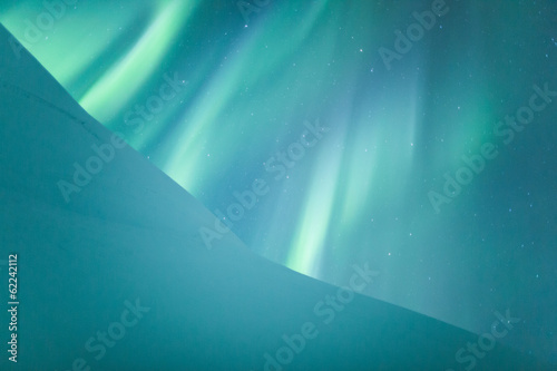 Board z aluminiowym obramowaniem Zorza polarna (aurora borealis) nad śniegiem
