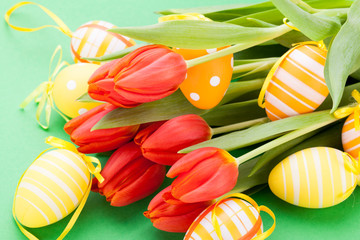  Farbenfrohe gelbe und rote Tulpem mit Ostereiern dekoriert zu Os