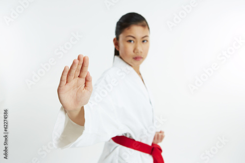 Naklejka samoprzylepna Młoda dziewczyna taekwondo w pozie walki z krawędzi strony