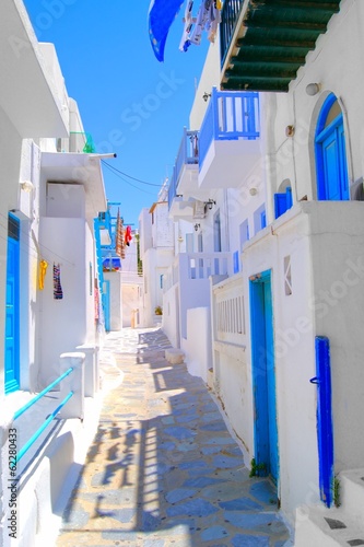 Plakat na papierze fotorealistycznym Wąskie białe pasy na wyspie mykonos, Grecja