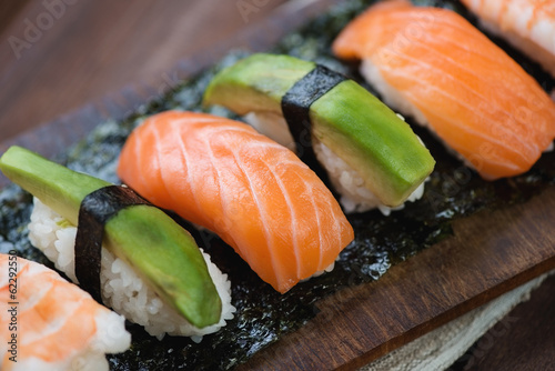 Tapeta ścienna Zbliżenie sushi z łososiem, krewetkami i awokado