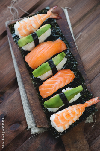 Naklejka samoprzylepna Powyżej widok zestawu sushi, rustykalne drewniane tła