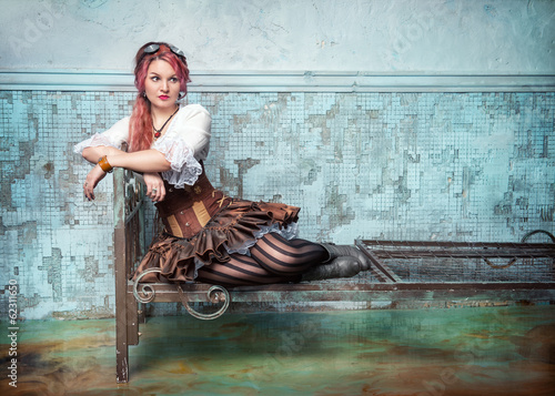 Obraz na płótnie canvas trzyczęściowy "tryptyk" Piękna steampunk kobieta na metalowym łóżku