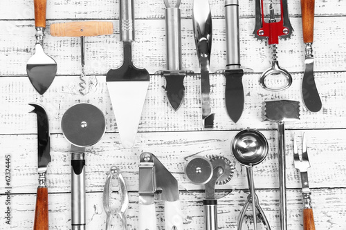Board z aluminiowym obramowaniem Metalowe naczynia kuchenne na stole z bliska