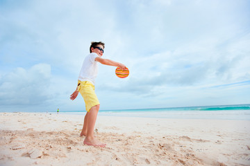 Poster - Little boy playing frisbee