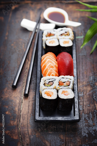 Naklejka samoprzylepna Sushi z pałeczkami