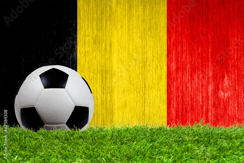 Plakat na papierze fotorealistycznym Piłka nożna na trawie z Belgii flaga tło