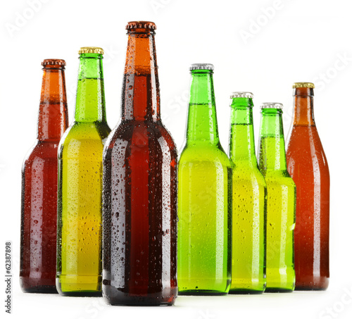 Obraz w ramie Bottles of beer isolated on white background