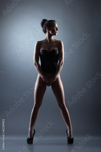 Tapeta ścienna Obraz sexy model młodych stwarzających nago w gorset