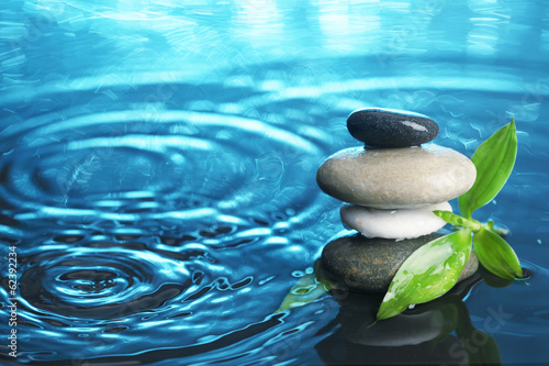 Naklejka na kafelki Balanced stones in water