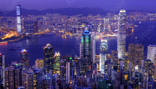 Board z aluminiowym obramowaniem Hongkong Victoria portu w nocy
