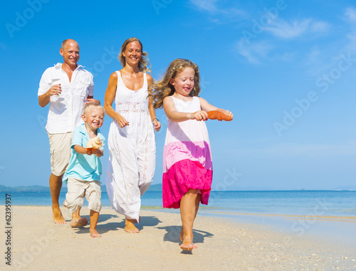Board z aluminiowym obramowaniem Rodzina biegająca po plaży