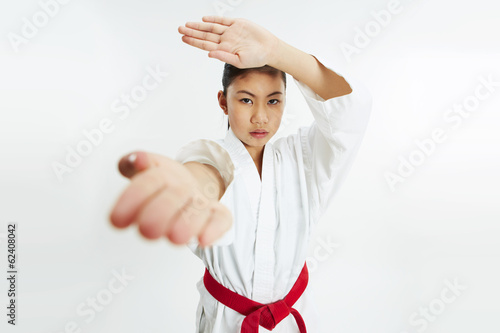 Naklejka samoprzylepna Młoda dziewczyna taekwondo w pozie walki z podwójną krawędzią strony