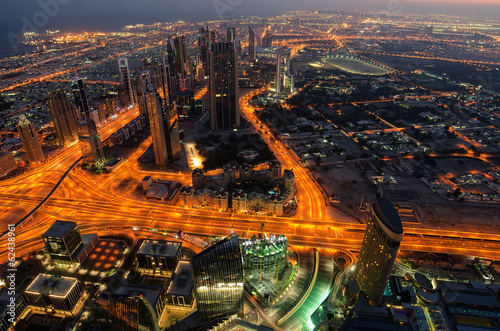 Board z aluminiowym obramowaniem Śródmieście Dubaju (Zjednoczone Emiraty Arabskie) w nocy. 