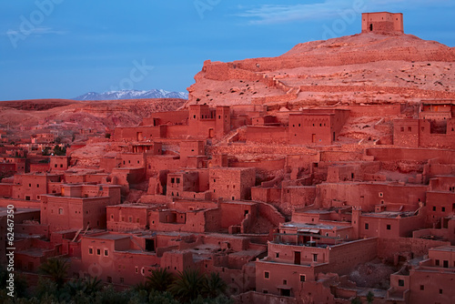 Plakat na papierze fotorealistycznym Drzewo migdałowe i ait benhaddou ksar kasbah, Maroko, Afryka, befo