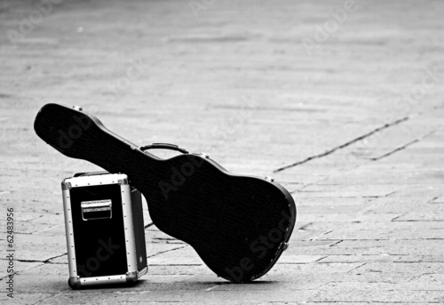 Obraz na płótnie canvas dwuczęściowy "dyptyk" Gitara z wzmacniaczem na białym tle porzucone