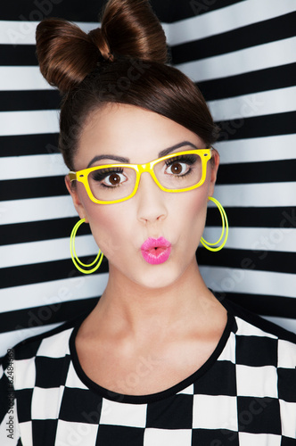 Naklejka - mata magnetyczna na lodówkę Attractive young surprised woman wearing glasses