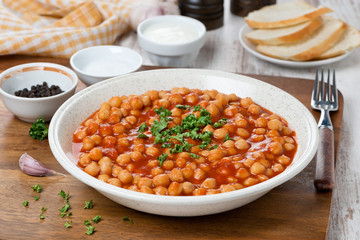 chickpeas stewed in tomato sauce