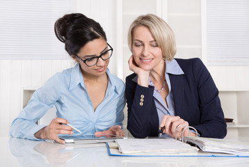 Wall Mural - Teamarbeit: zwei Business Frauen im Meeting