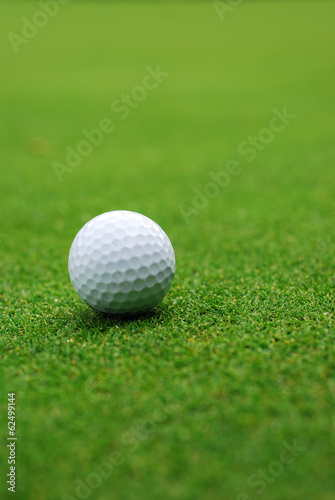 Obraz na płótnie canvas dwuczęściowy "dyptyk" Piłeczka golfowa na zielonym
