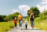 Fototapeta  - Familie geht spazieren im Sommer