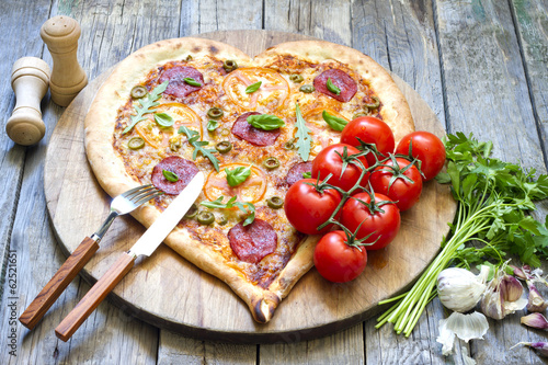Board z aluminiowym obramowaniem Kształt serca pizzy z serem i pomidorem na starych tablicach