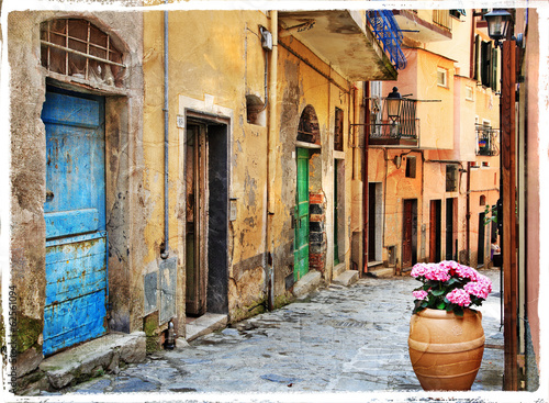 Fototapeta na wymiar old streets of Italian villages